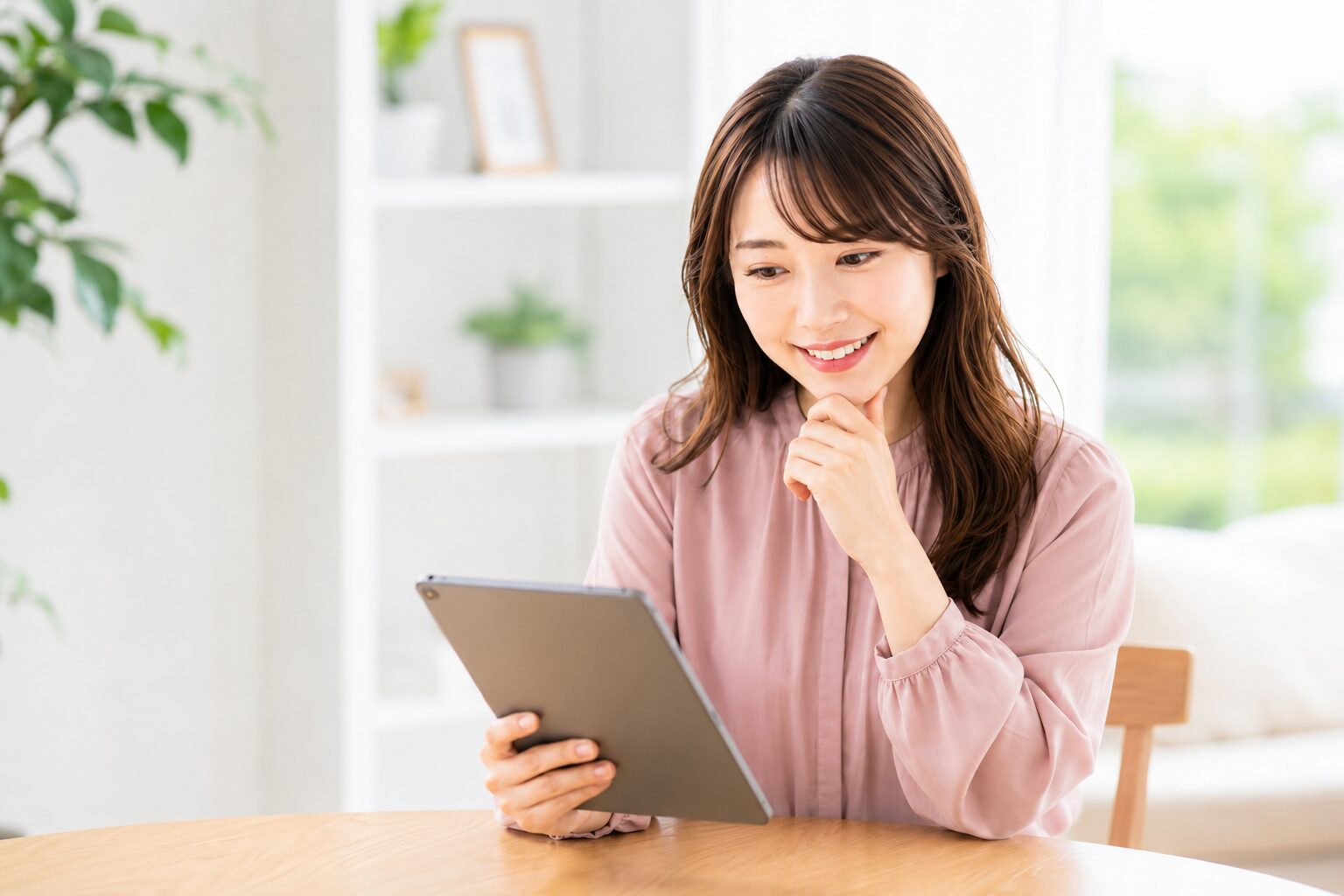 タブレットでAI動画を見て自分もやってみたいと考える女性