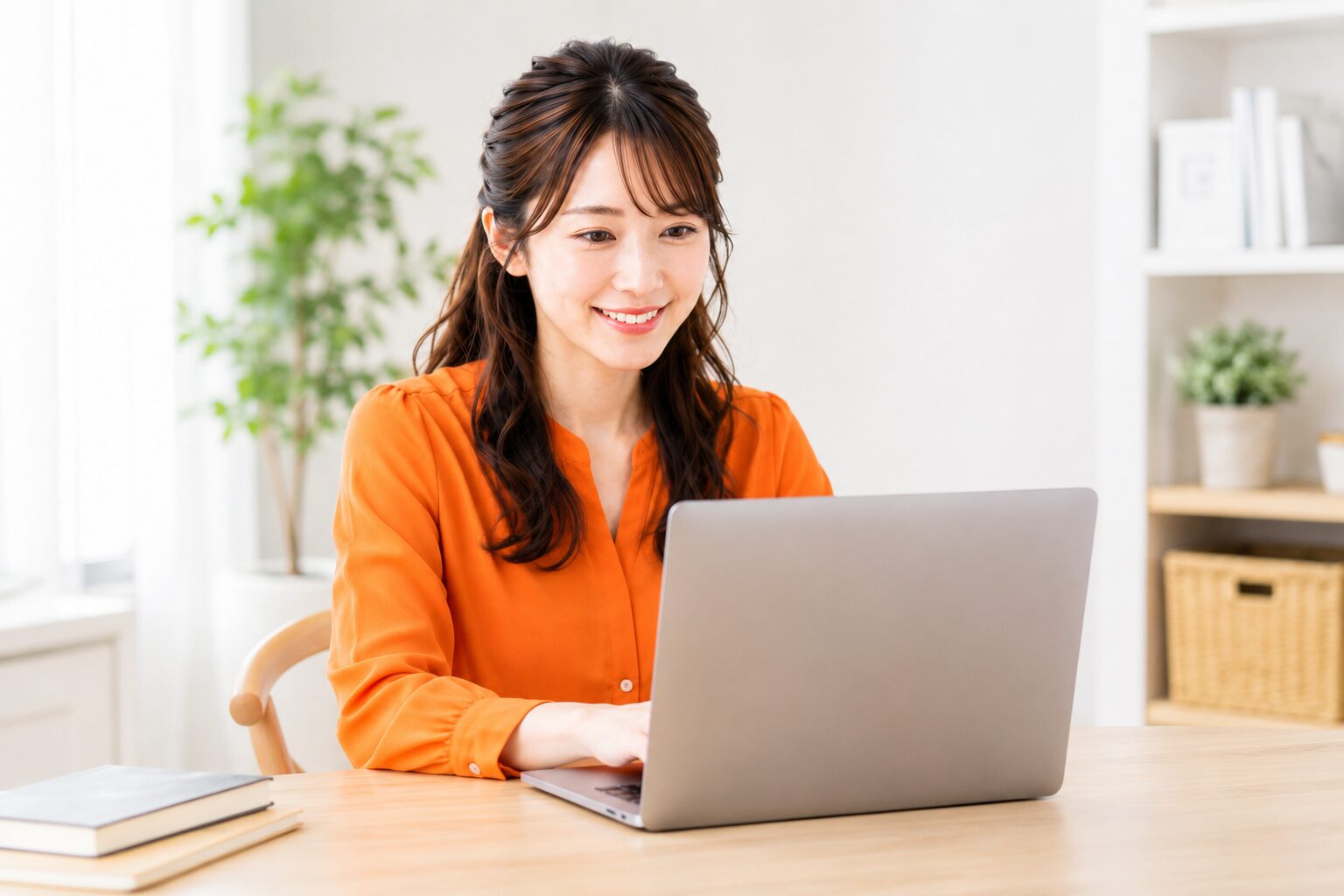 ノートPCで意欲的に複数の施策に取り組む女性