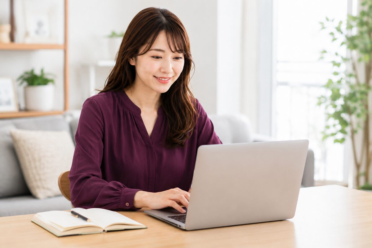 自宅でAIと対話しながら文章を作る会社員のイメージ