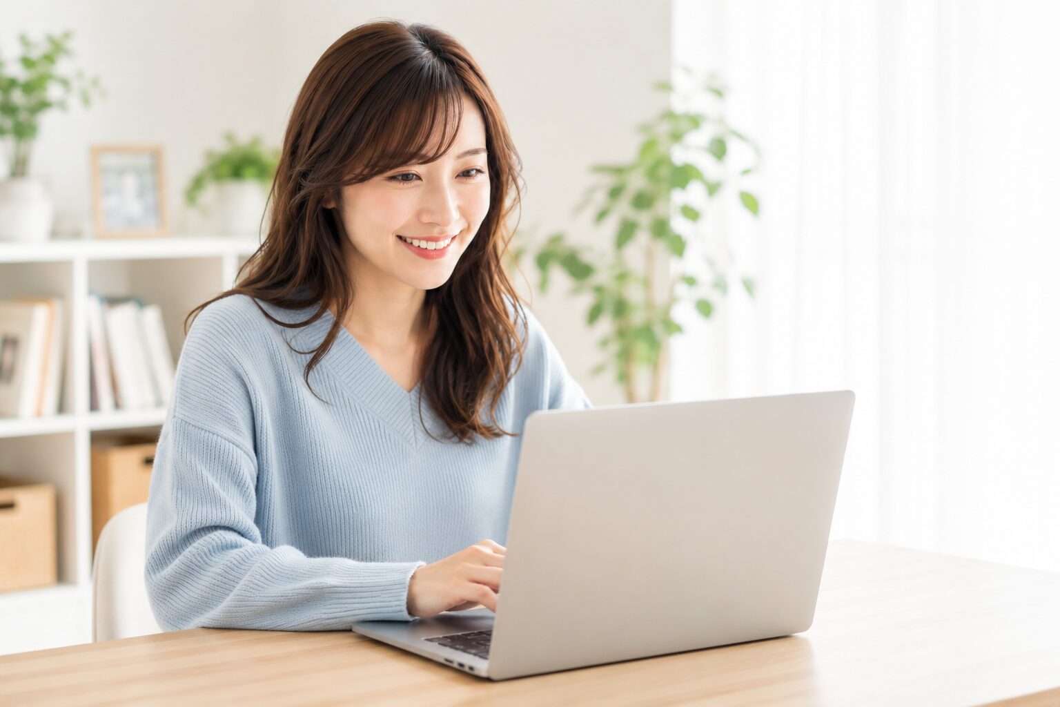 ノートPCでブログ記事を書き充実した表情の女性