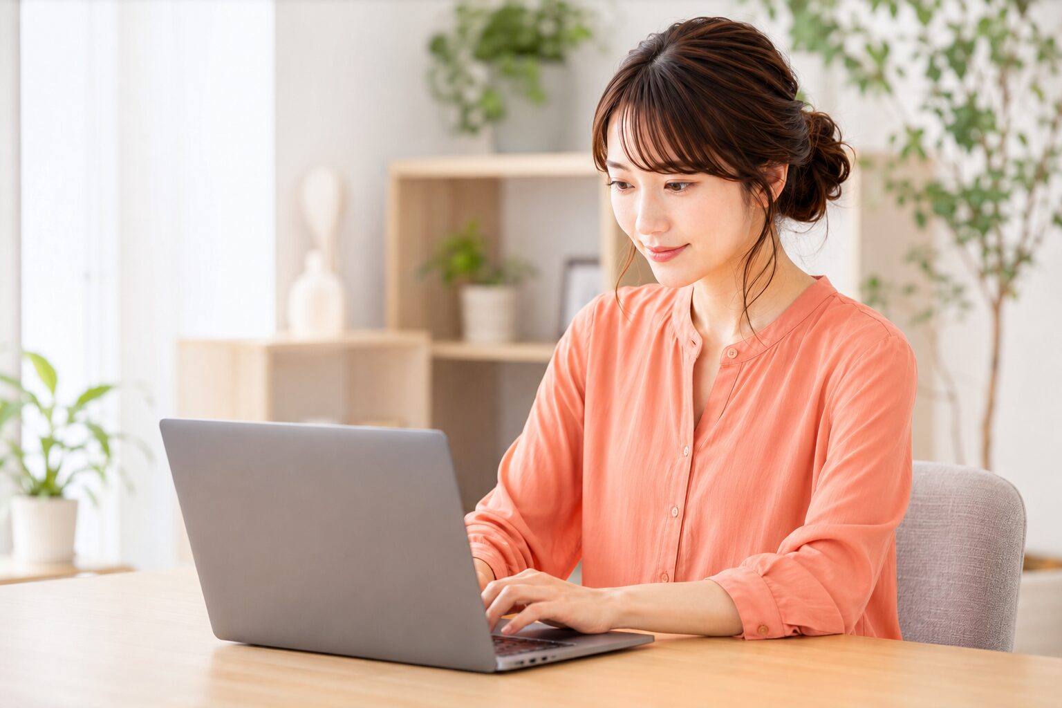 デスクでノートPCに向かい動画づくりに集中する女性