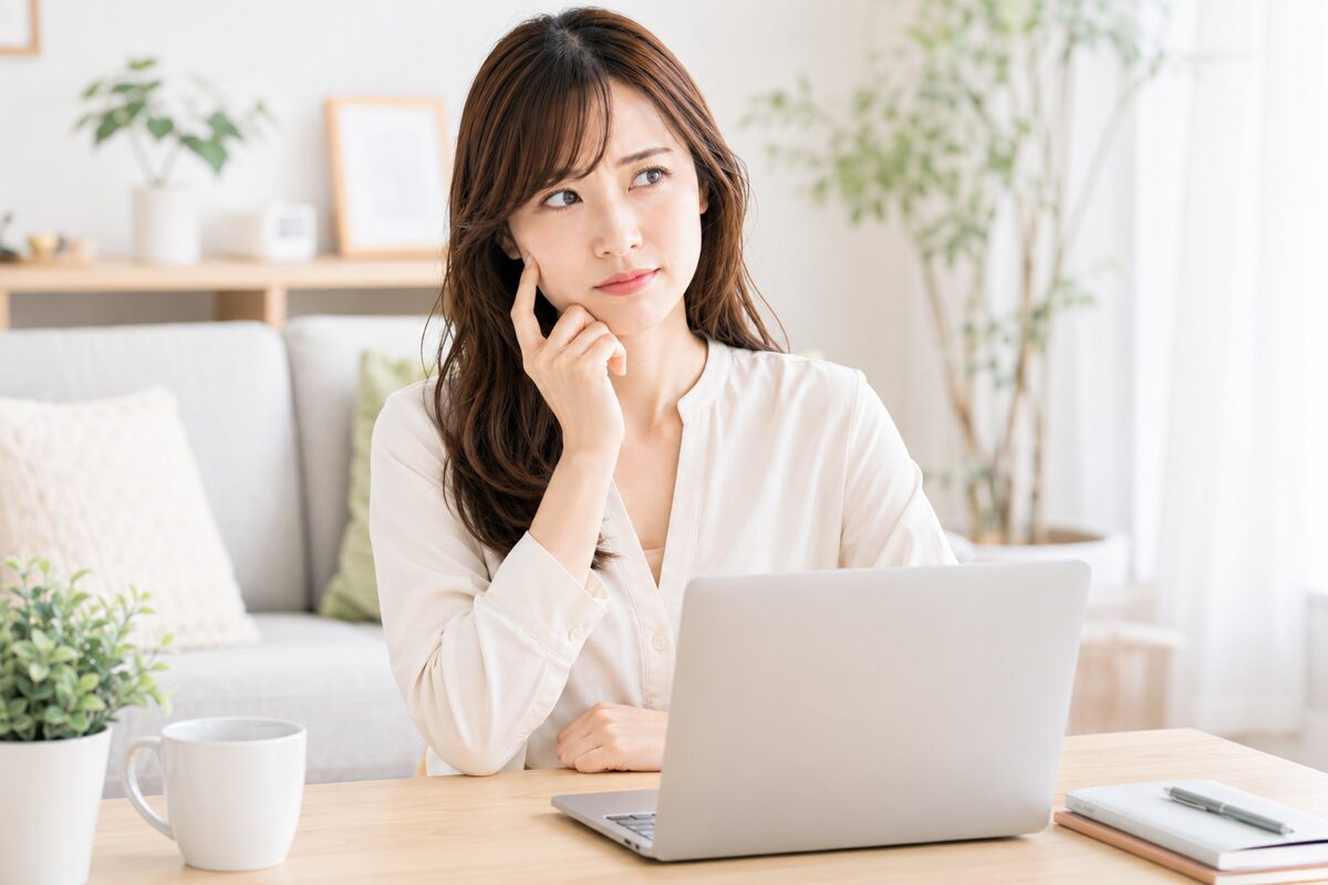 どのレンタルサーバーを選ぶか迷う会社員のイメージ