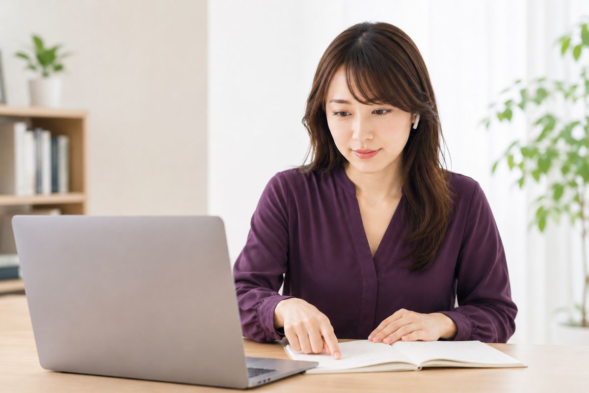 オンライン説明会に参加して質問リストを確認する女性