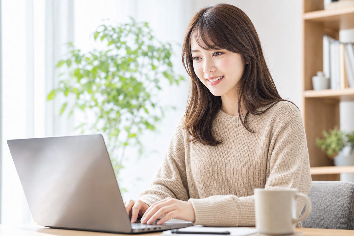 横顔でPCに向かい集中して動画編集作業をする会社員