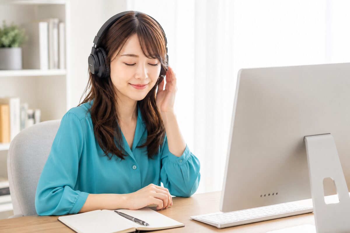 ヘッドホンで音を確認しながら動画編集の準備をする女性