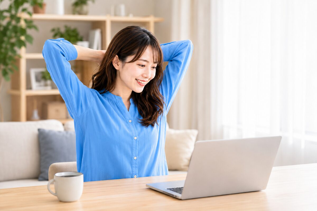 動画編集を終えて満足そうにくつろぐ会社員のイメージ