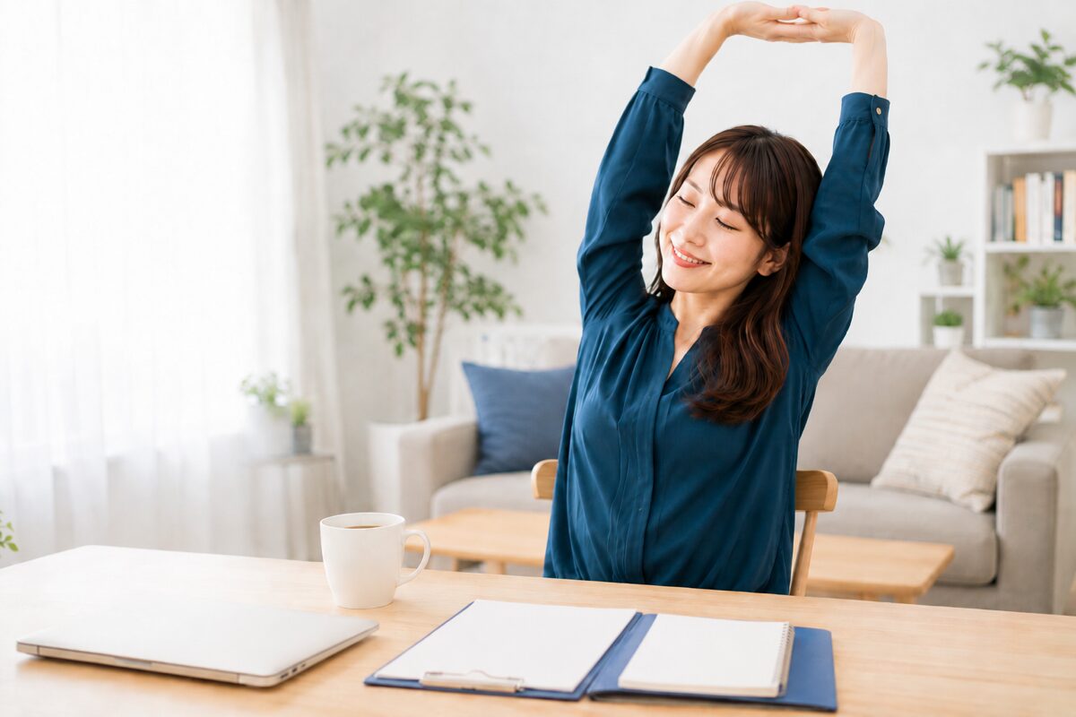 確定申告の準備を終えてひと息つく会社員のイメージ