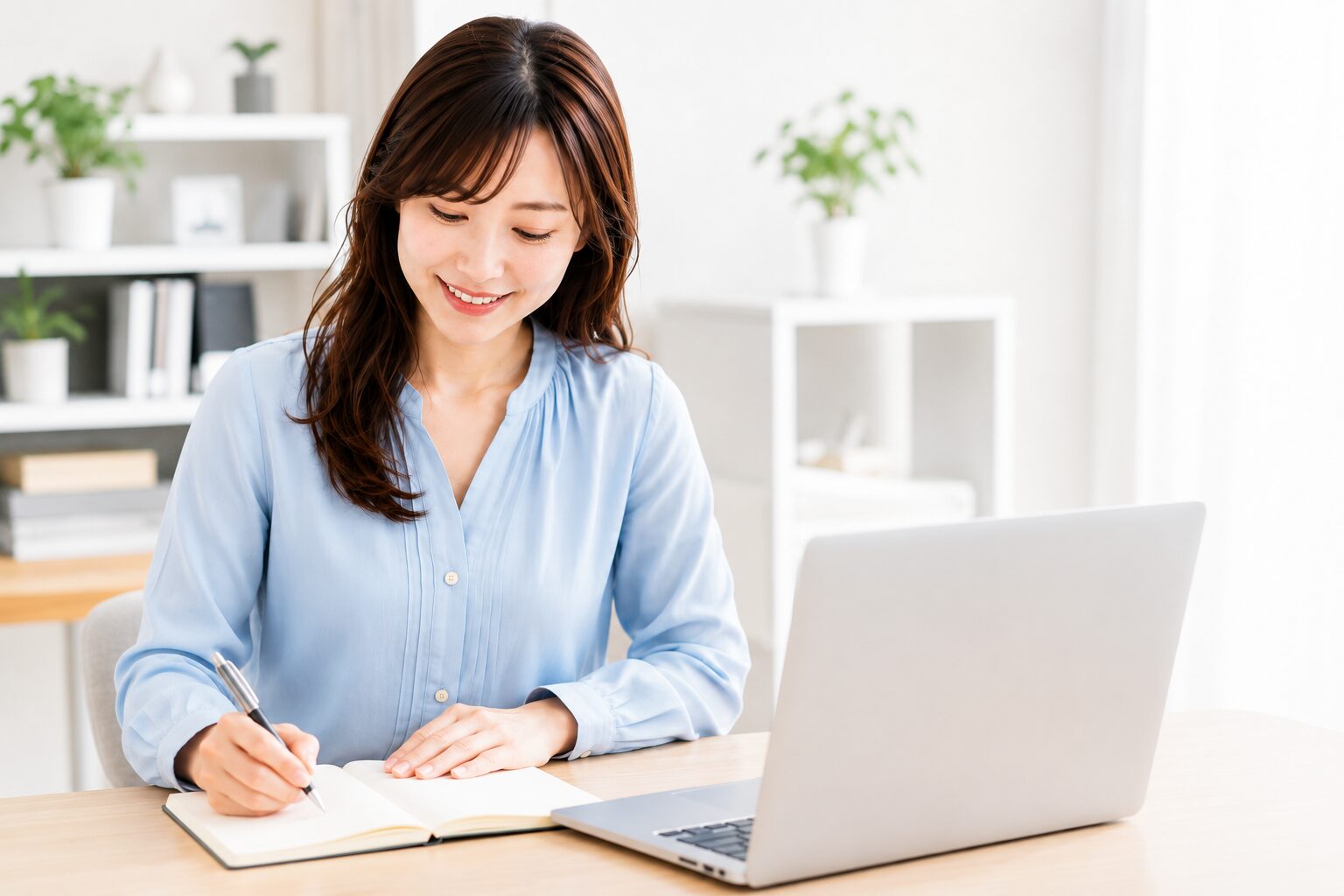 調べ物を終えてノートにメモを取り納得する女性