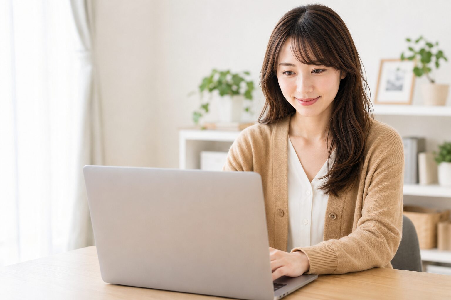 安心した表情でノートPCに向かい副業を始める女性