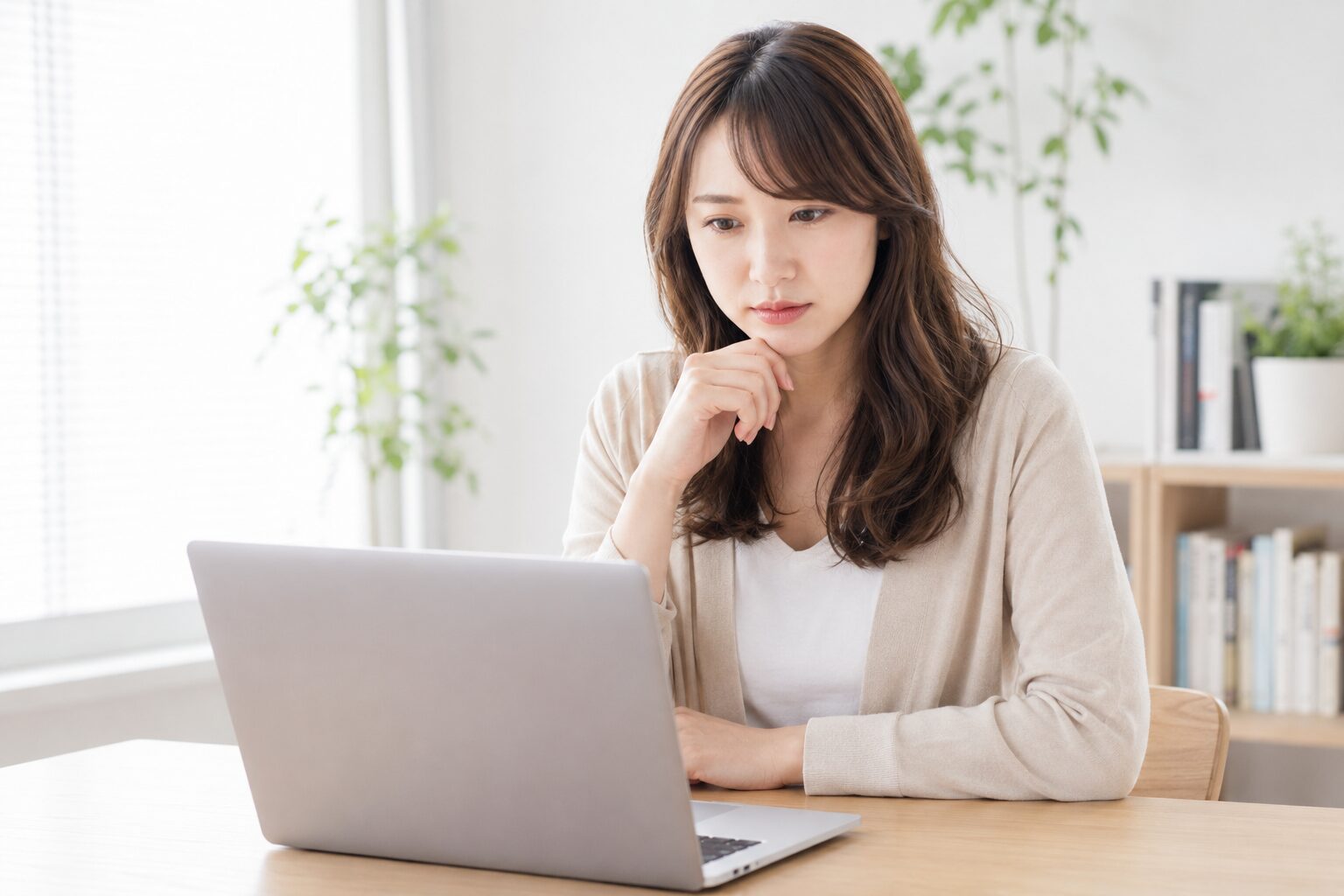 ノートPCの前でブログの検索順位を気にする女性