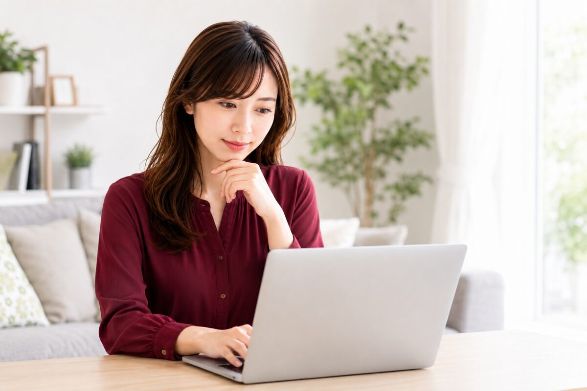 自宅でMidjourneyを使って画像生成に取り組む会社員のイメージ