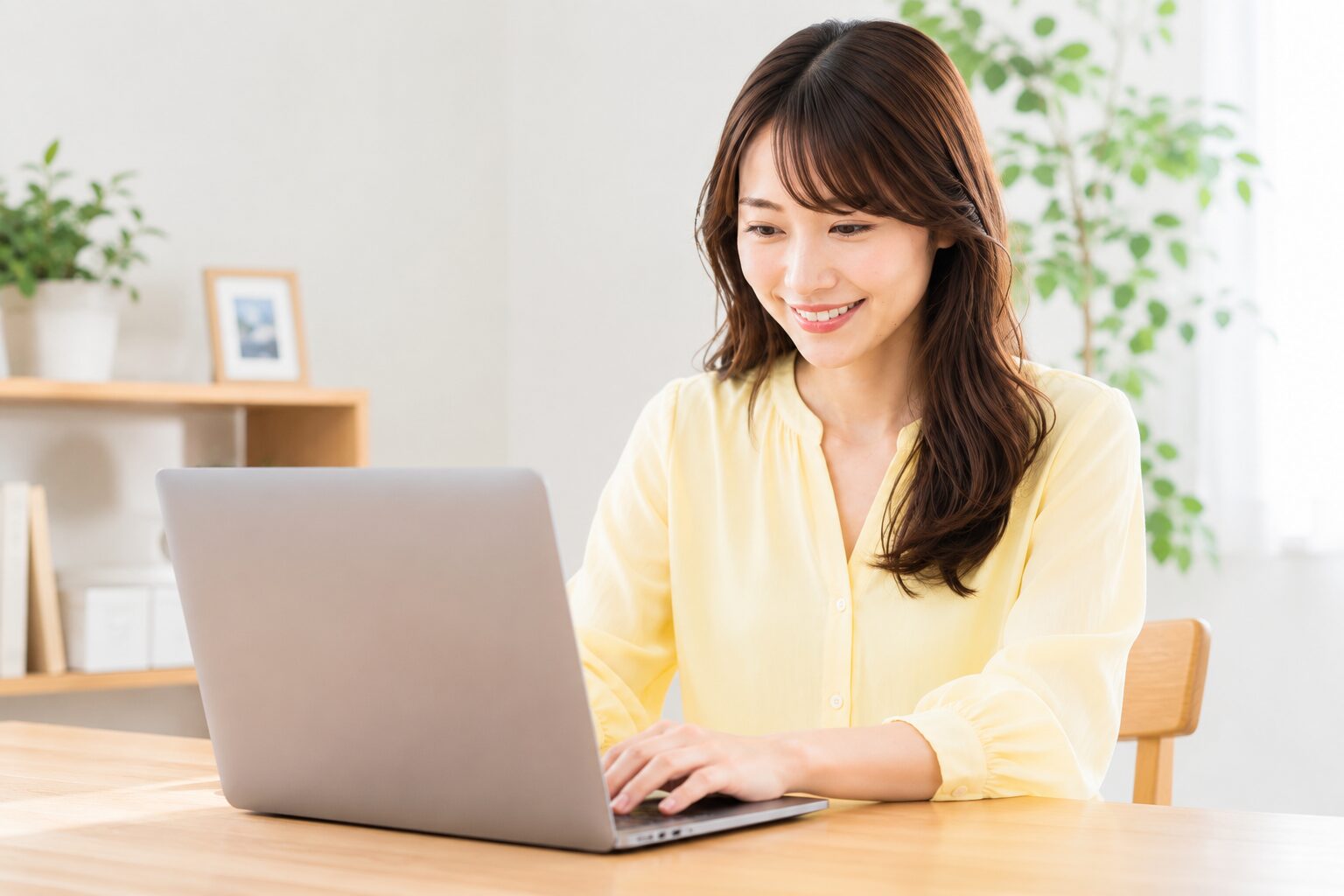 ノートPCで画像づくりの作業をする女性