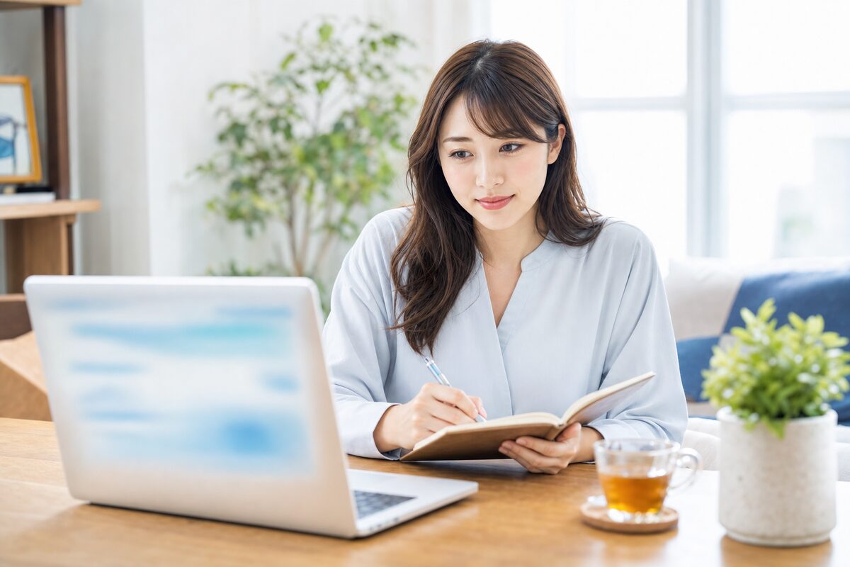 メモを取りながらサーバーを比較検討している様子