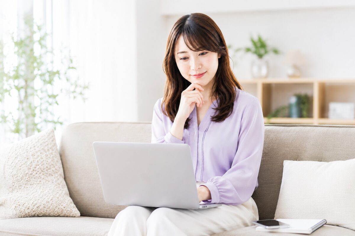 AIライティングツールの導入を検討する女性