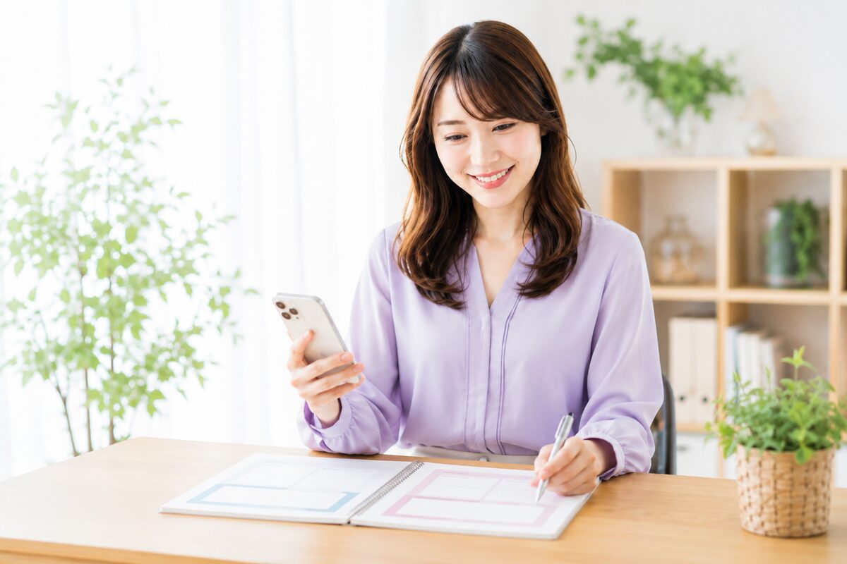 ChatGPTとValue AI Writerの使い分けをノートで比較検討する女性