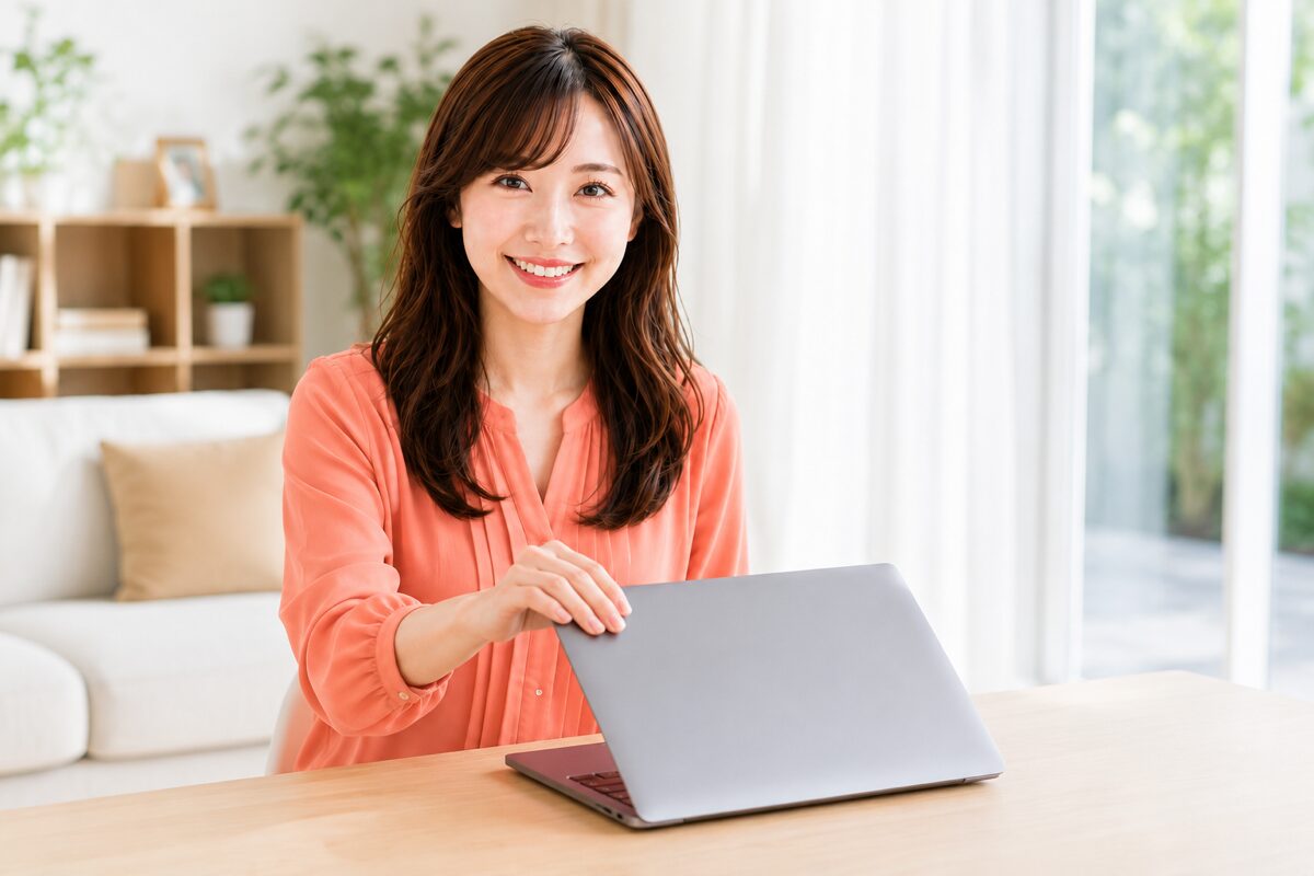 自分に合う動画編集の道を決めてすっきりした表情の会社員のイメージ