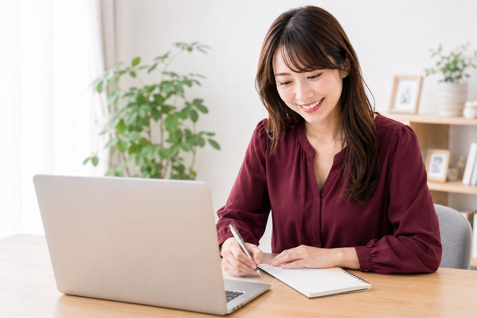 自宅デスクでノートにYouTube副業のアイデアを書き出す女性